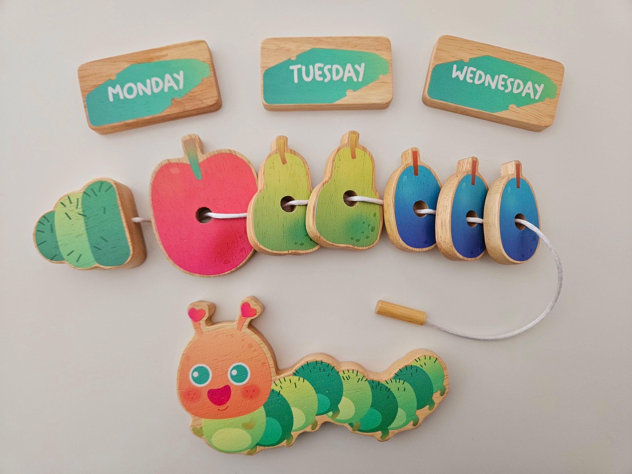 Qtoys - Caterpillar lacing set - Wooden Threading